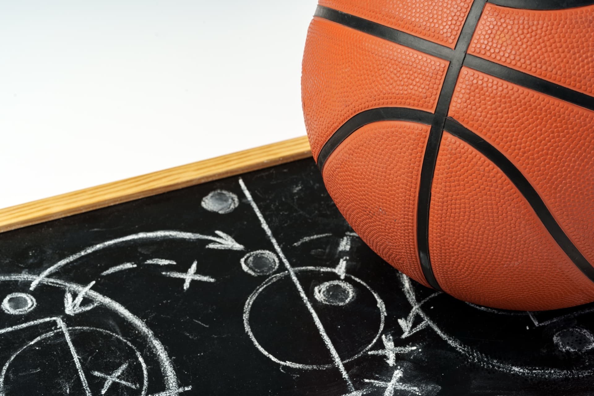 Entrenadores preparando una sesión en una pista de baloncesto