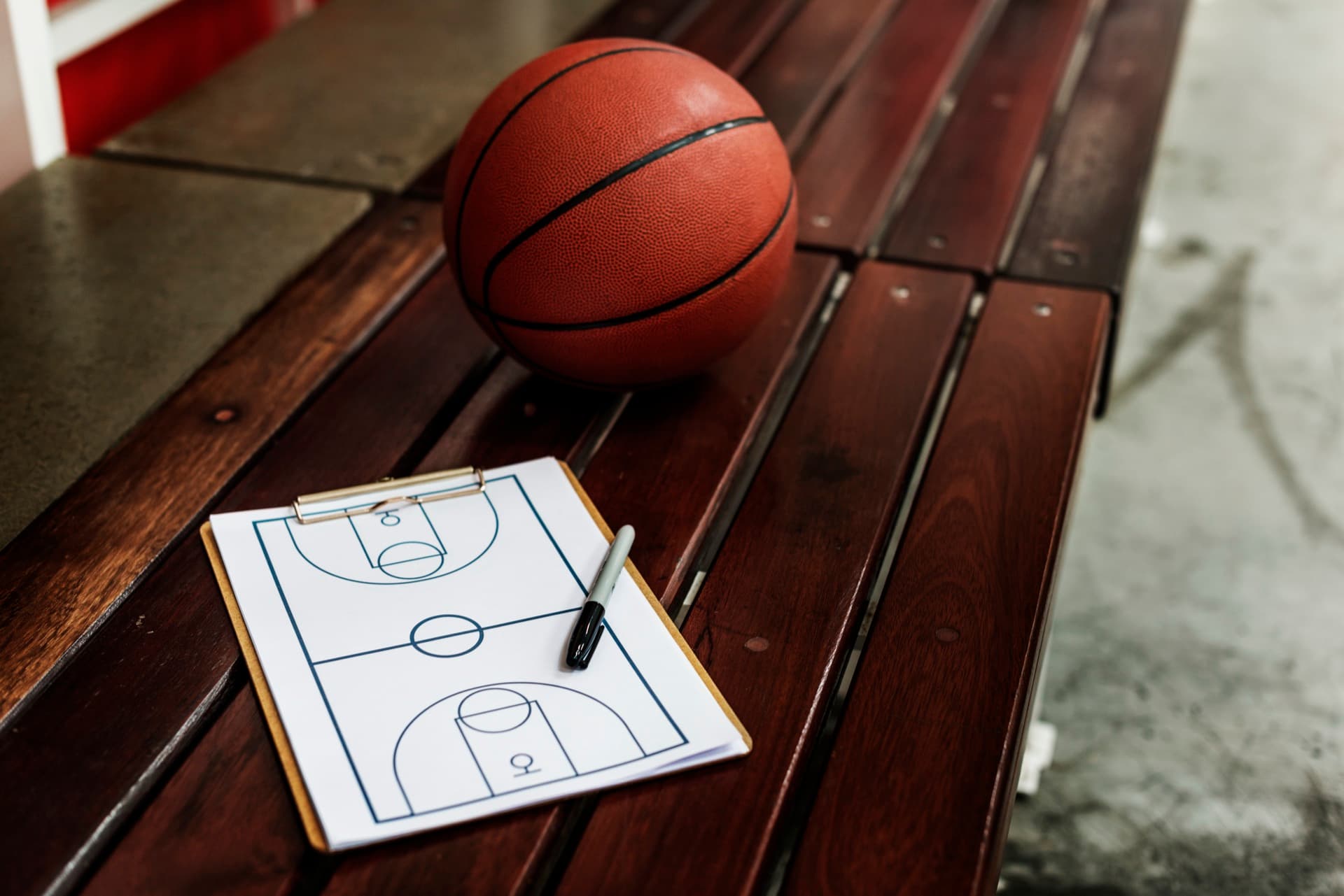 Jugador de baloncesto lanzando a canasta en una pista