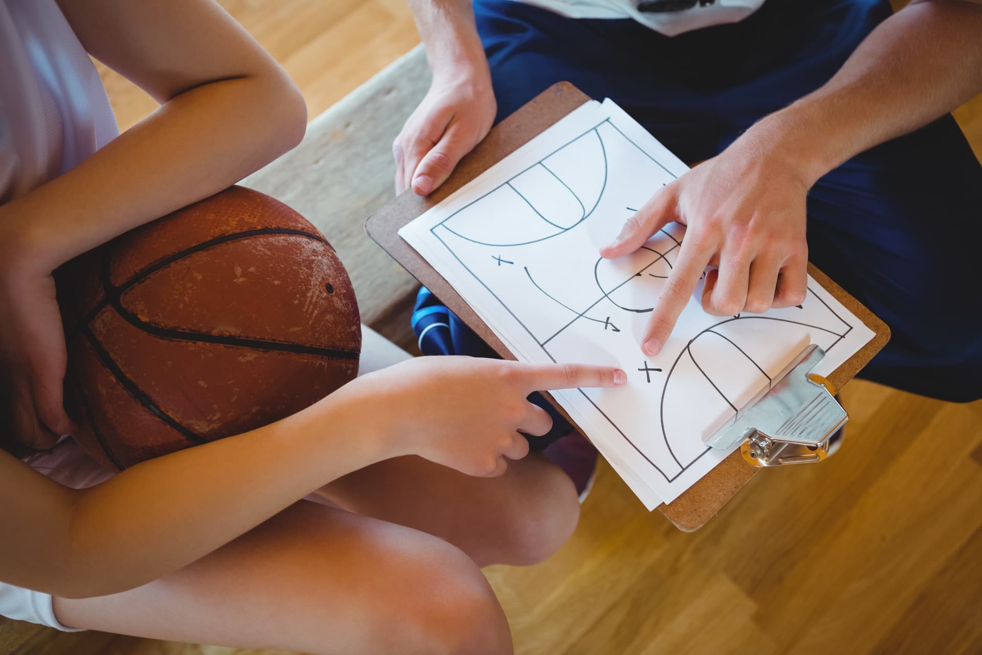 Jugador de baloncesto lanzando a canasta en una pista
